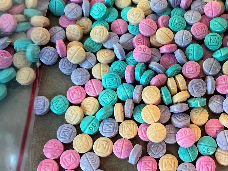 Sheinbaum informó que durante los primeros nueve meses de su gobierno se han desmantelado mil 193 laboratorios clandestinos de metanfetaminas, una acción que —según sus cifras— ha representado una afectación económica de más de 43 mil millones de pesos para el crimen organizado.