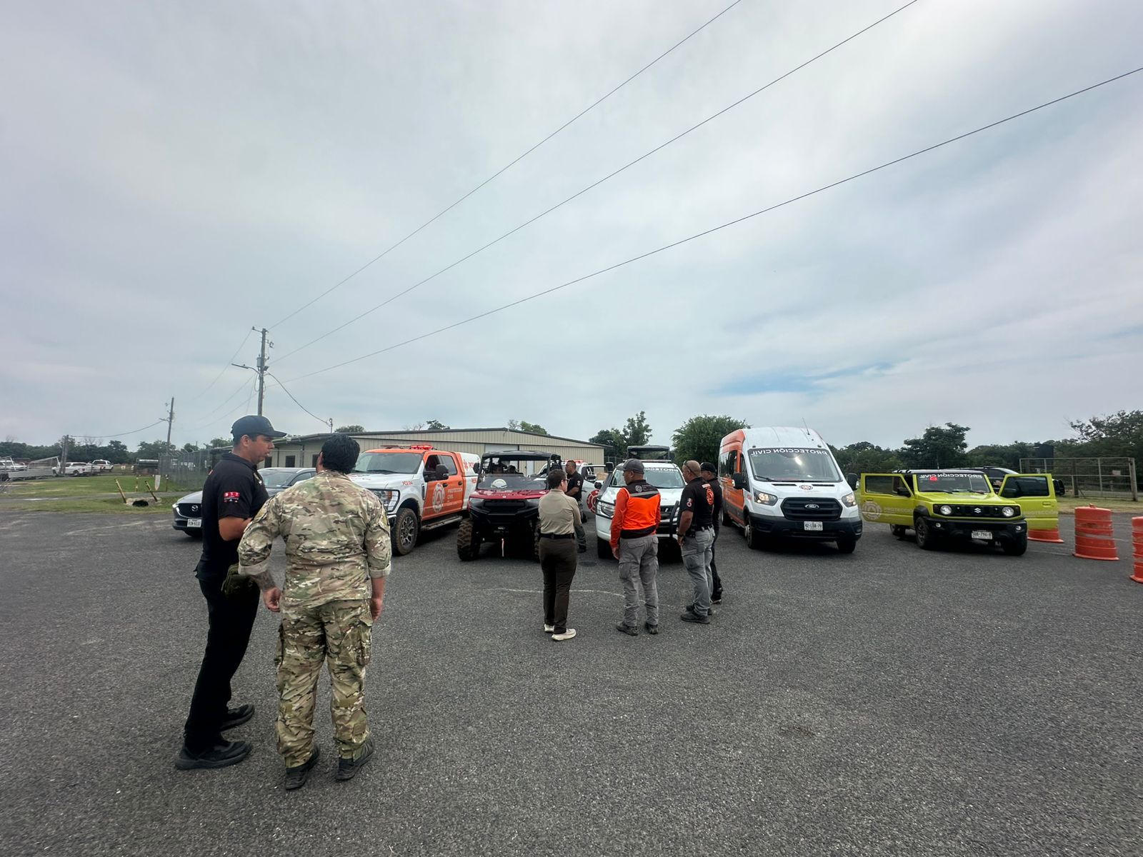 Entre los cuerpos de rescate que pausaron operaciones se encuentran elementos de Protección Civil de Nuevo León, así como brigadas de San Pedro, Linares y Juárez, quienes desde el inicio de la emergencia han colaborado con las autoridades texanas en tareas de búsqueda, localización y rescate de víctimas.