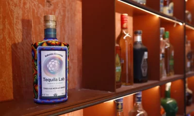 Según datos del CRT, el tequila tiene presencia en 120 países. Tan solo en 2024, la producción alcanzó los 495.8 millones de litros, de los cuales más de 400 millones fueron exportados, siendo Estados Unidos el principal destino.