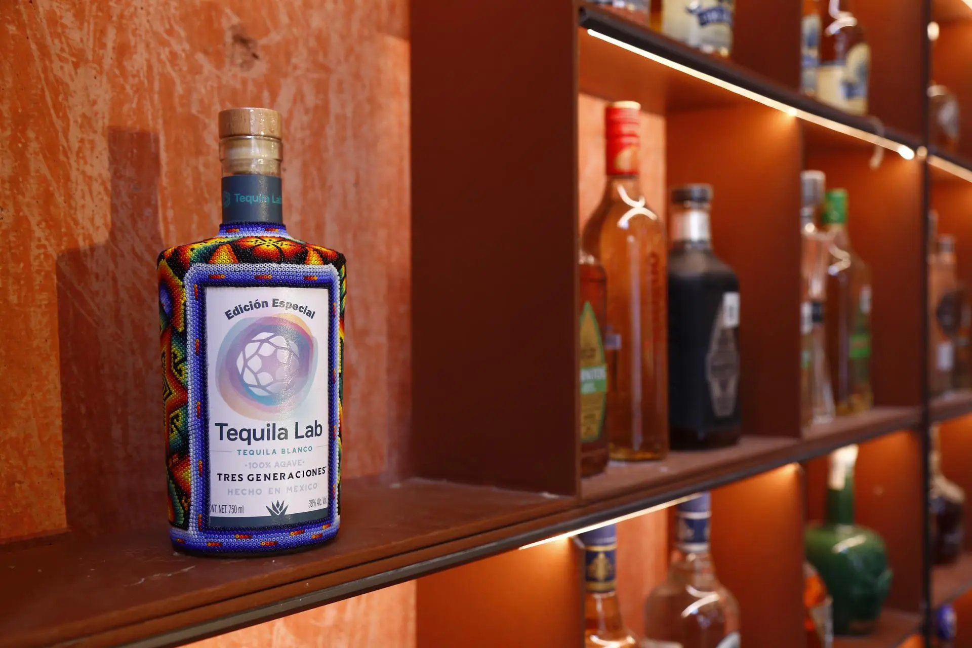 Según datos del CRT, el tequila tiene presencia en 120 países. Tan solo en 2024, la producción alcanzó los 495.8 millones de litros, de los cuales más de 400 millones fueron exportados, siendo Estados Unidos el principal destino.