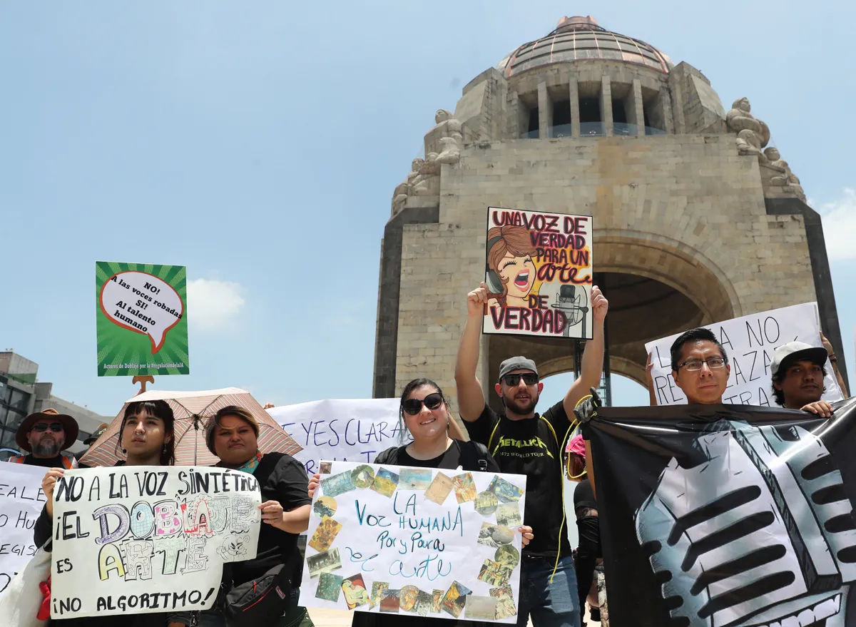 Entre los manifestantes se encontraban Alfonso Obregón, voz de Shrek; Yotzmit Ramírez, voz de Pepper Potts; e Idzi Dutkiewicz, conocido por interpretar a Tony Stark, quienes coincidieron en que el uso no autorizado de voces digitales está precarizando al gremio.
