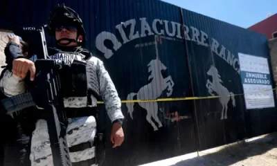 Durante el operativo, las autoridades localizaron en el inmueble a una persona sin vida, objetos personales y ropa con rastros de violencia, además de rescatar a dos personas que estaban privadas ilegalmente de su libertad.