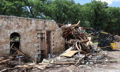 Durante una conferencia de prensa en Hunt, uno de los pueblos más afectados, Abbott reveló que 161 personas siguen desaparecidas solo en el condado de Kerr, incluidos cinco campistas y una consejera del campamento para niñas Camp Mystic