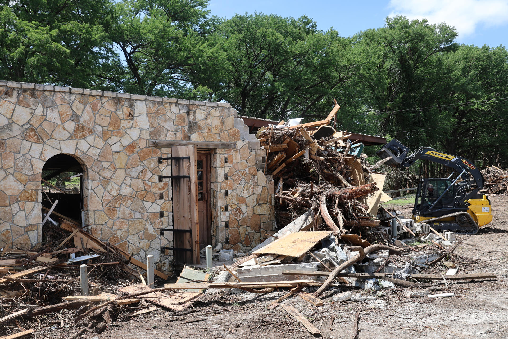 Durante una conferencia de prensa en Hunt, uno de los pueblos más afectados, Abbott reveló que 161 personas siguen desaparecidas solo en el condado de Kerr, incluidos cinco campistas y una consejera del campamento para niñas Camp Mystic