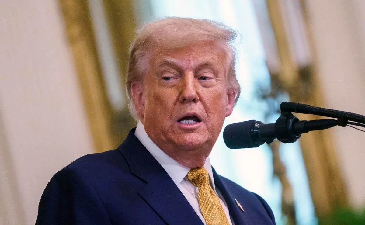 La vocera reconoció que Trump presenta un ligero hematoma en el dorso de la mano, atribuible a “frecuentes apretones de manos” y al uso de aspirina preventiva.