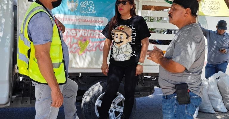 Las imágenes fueron compartidas por ella misma en redes sociales, lo que provocó indignación entre usuarios y especialistas legales que consideran que su conducta podría constituir una apología del delito.