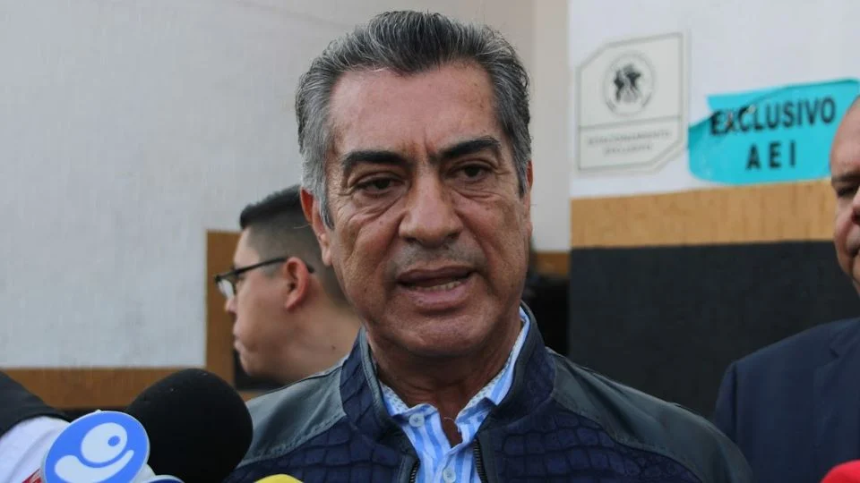 El hecho ocurrió la tarde del martes, cuando los escoltas del inmueble detectaron actividad sospechosa en la cochera y encontraron a un hombre dentro de uno de los vehículos.