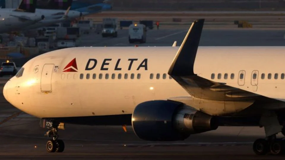 El vuelo 127 despegó del aeropuerto de Barajas en Madrid con destino al aeropuerto internacional John F. Kennedy en Nueva York.