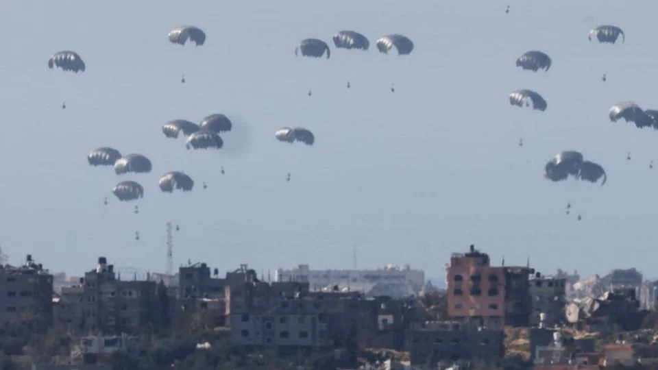 Israel ha defendido su postura señalando que permite la entrada de ayuda, pero que es necesario controlar su distribución para evitar que sea desviada por grupos militantes como Hamas.