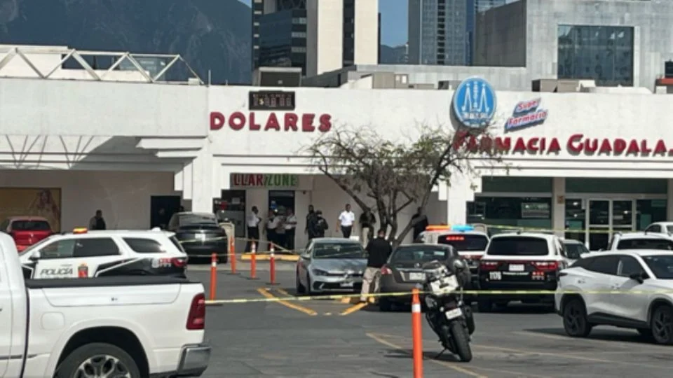 El ataque generó una fuerte movilización policiaca en las inmediaciones del centro comercial donde se encuentra el establecimiento afectado. Autoridades municipales y estatales acudieron al lugar para asegurar la zona e iniciar con las investigaciones correspondientes.