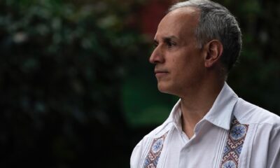 Los investigadores argumentaron que el manejo oficial de la pandemia se caracterizó por la negación del riesgo, el desprecio a la ciencia y la politización de la crisis, lo que se tradujo en decisiones alejadas de las recomendaciones de la propia OMS