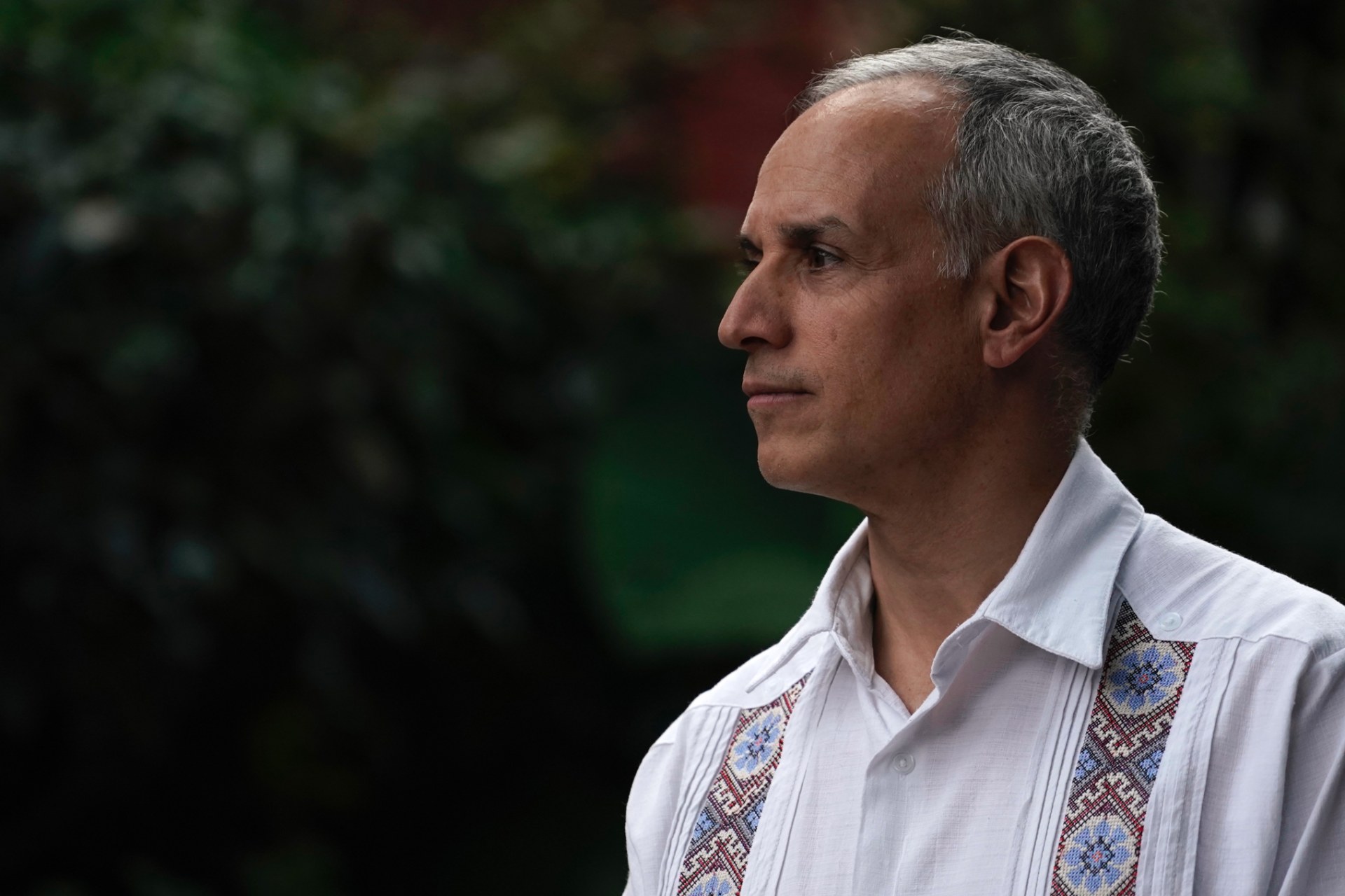 Los investigadores argumentaron que el manejo oficial de la pandemia se caracterizó por la negación del riesgo, el desprecio a la ciencia y la politización de la crisis, lo que se tradujo en decisiones alejadas de las recomendaciones de la propia OMS