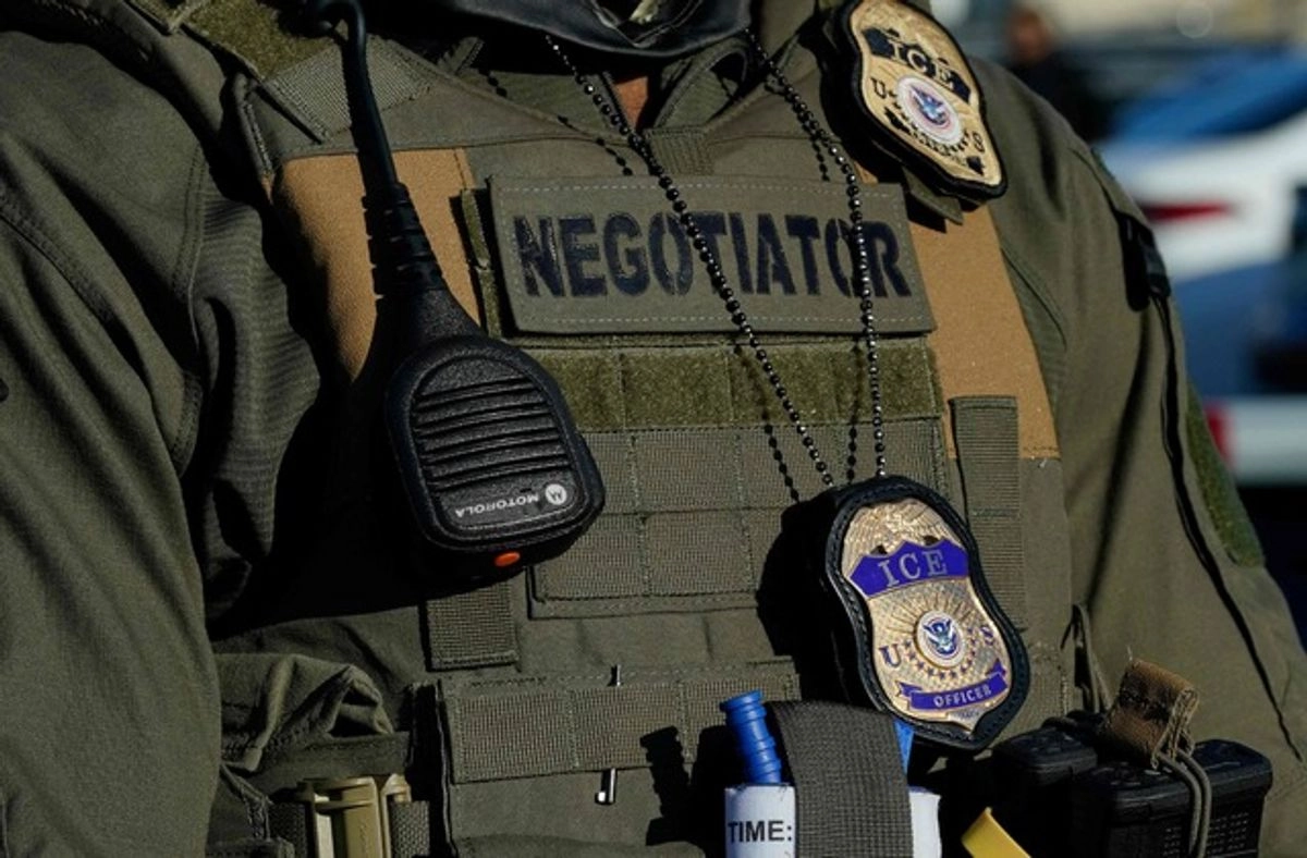 Como incentivo, ICE ofrece hasta 50 mil dólares en bonos de contratación, pago de horas extras, condonación de préstamos estudiantiles y reembolsos educativos