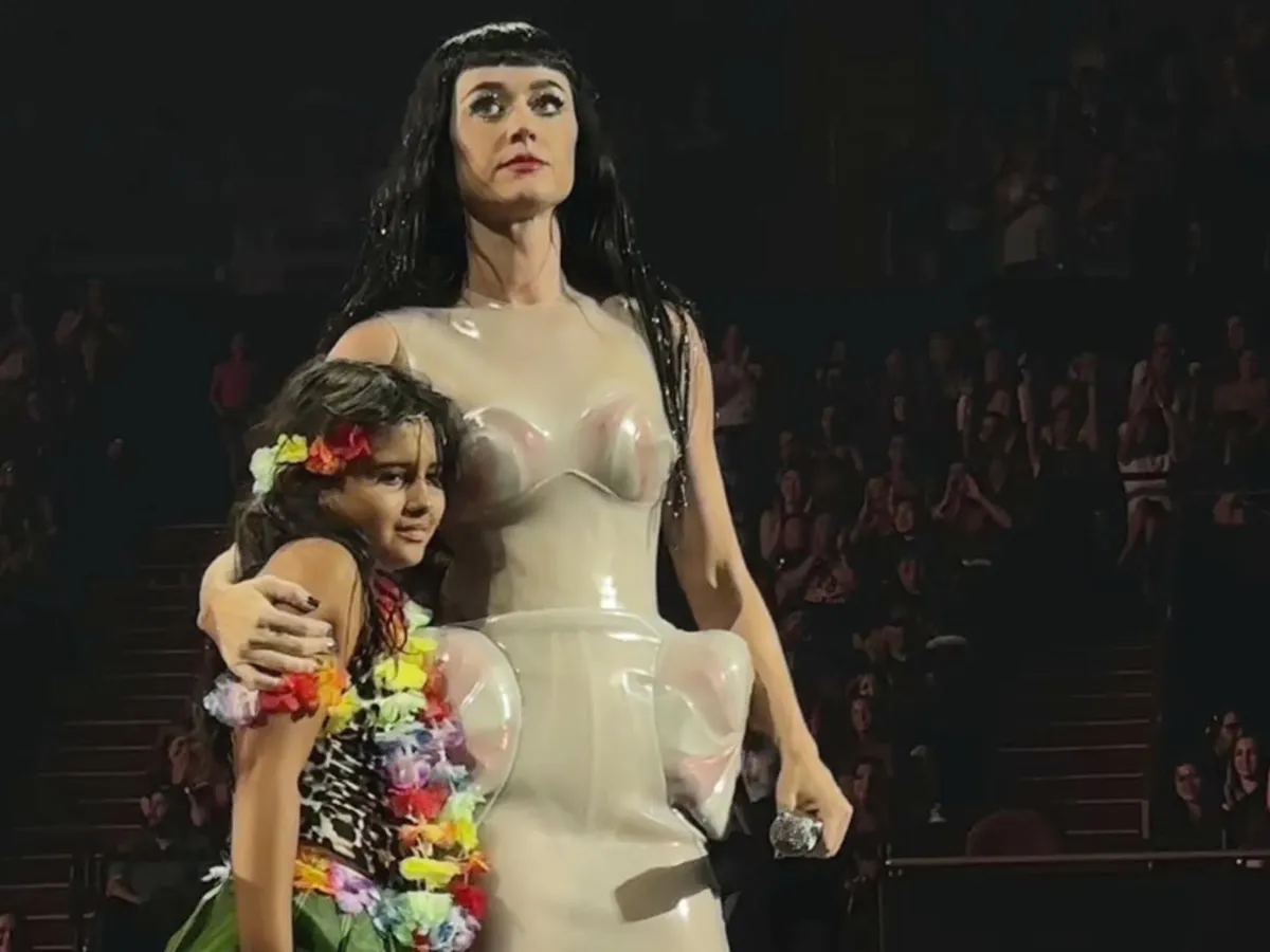 La cantante notó la inseguridad con la que la niña respondió y no dudó en intervenir con palabras de aliento: “No, no, no. Tienes que decirlo fuerte y sentirte orgullosa”.