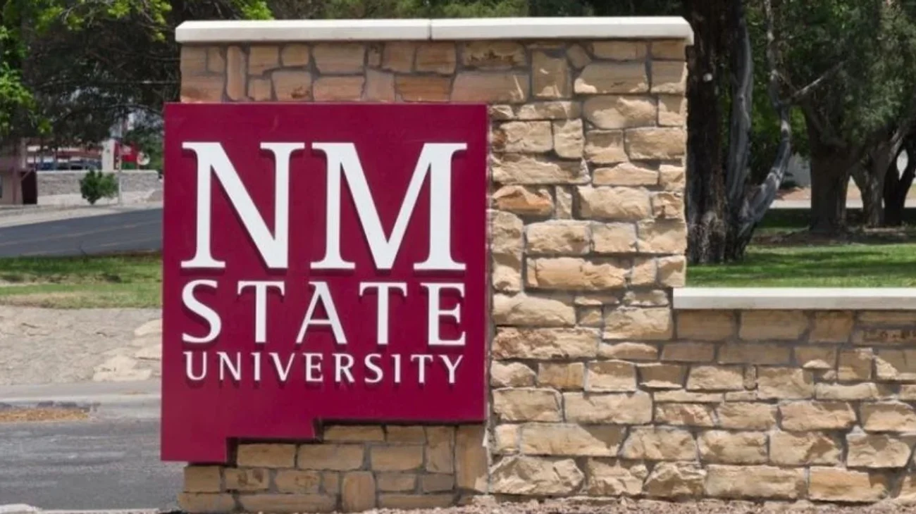 La Universidad de Nuevo México, ubicada en el centro de Albuquerque, cuenta con aproximadamente 23,000 estudiantes durante el ciclo escolar.