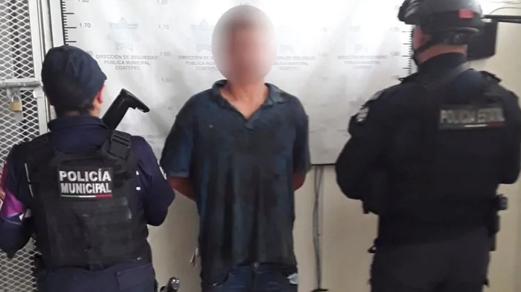 En uno de los videos se observa cómo el hombre extrae la cabeza de la bolsa, la sostiene del cabello y la vuelve a guardar, sin mostrar señales de remordimiento.