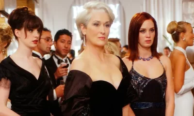 Inspirada en la novela de Lauren Weisberger, The Devil Wears Prada se convirtió en una comedia de culto tras recaudar más de 326 millones de dólares a nivel mundial y recibir múltiples nominaciones a premios.