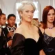 Inspirada en la novela de Lauren Weisberger, The Devil Wears Prada se convirtió en una comedia de culto tras recaudar más de 326 millones de dólares a nivel mundial y recibir múltiples nominaciones a premios.