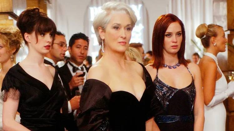 Inspirada en la novela de Lauren Weisberger, The Devil Wears Prada se convirtió en una comedia de culto tras recaudar más de 326 millones de dólares a nivel mundial y recibir múltiples nominaciones a premios.