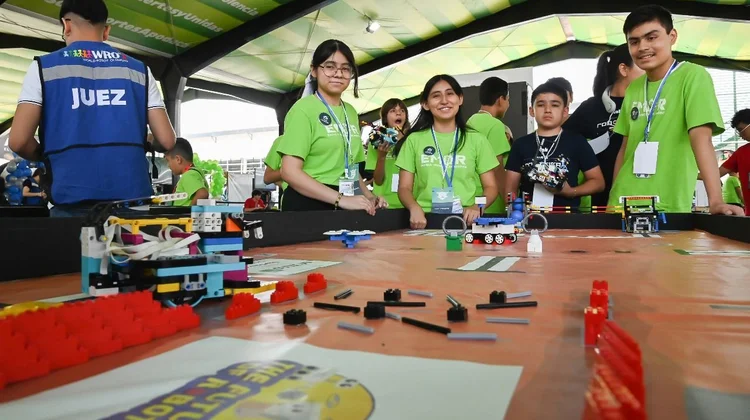 Miguel Ángel Cortez González, director de la Escuela Municipal de Robótica de Apodaca, indicó que 27 de los equipos participantes compiten en la WRO, mientras que los otros 16 lo hacen en el Game Day, una jornada semestral interna.