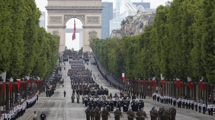 La exhibición tuvo un doble propósito: rendir homenaje a las fuerzas armadas y respaldar la postura de Macron de que una defensa fuerte es vital para la soberanía europea.
