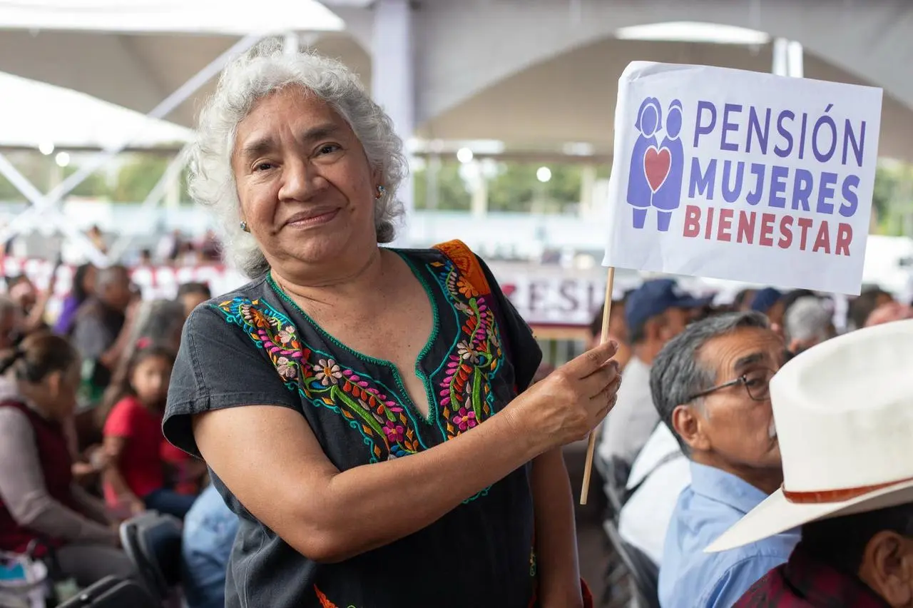 En caso de que la persona no pueda acudir presencialmente por problemas de salud o movilidad, podrá solicitar una visita domiciliaria a través del sitio oficial: https://www.gob.mx/bienestar.