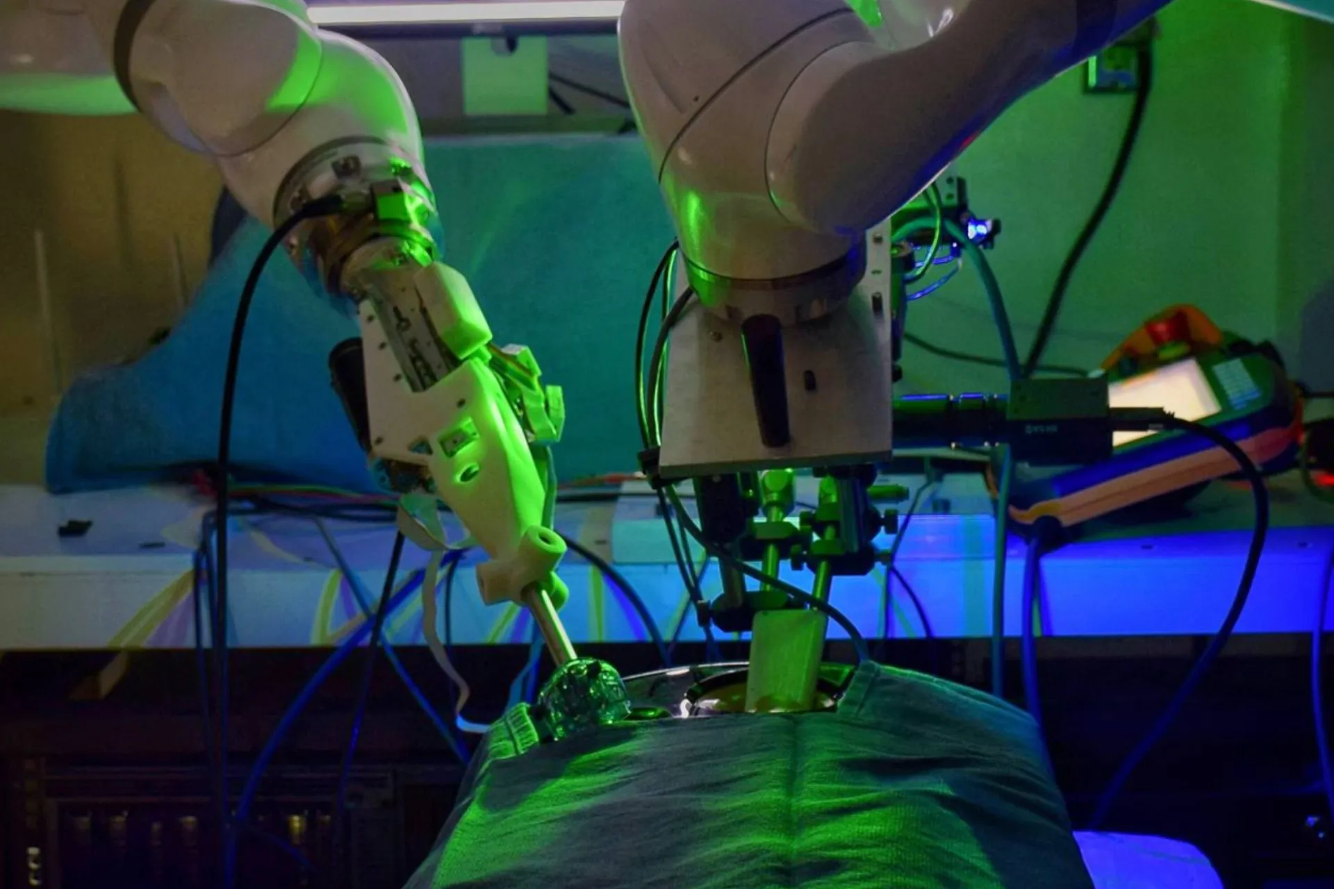 Durante la operación, SRT-H respondió a comandos verbales como “agarra la parte superior de la vesícula” o “mueve el brazo izquierdo”, comportándose como un cirujano residente bajo la guía de un mentor.