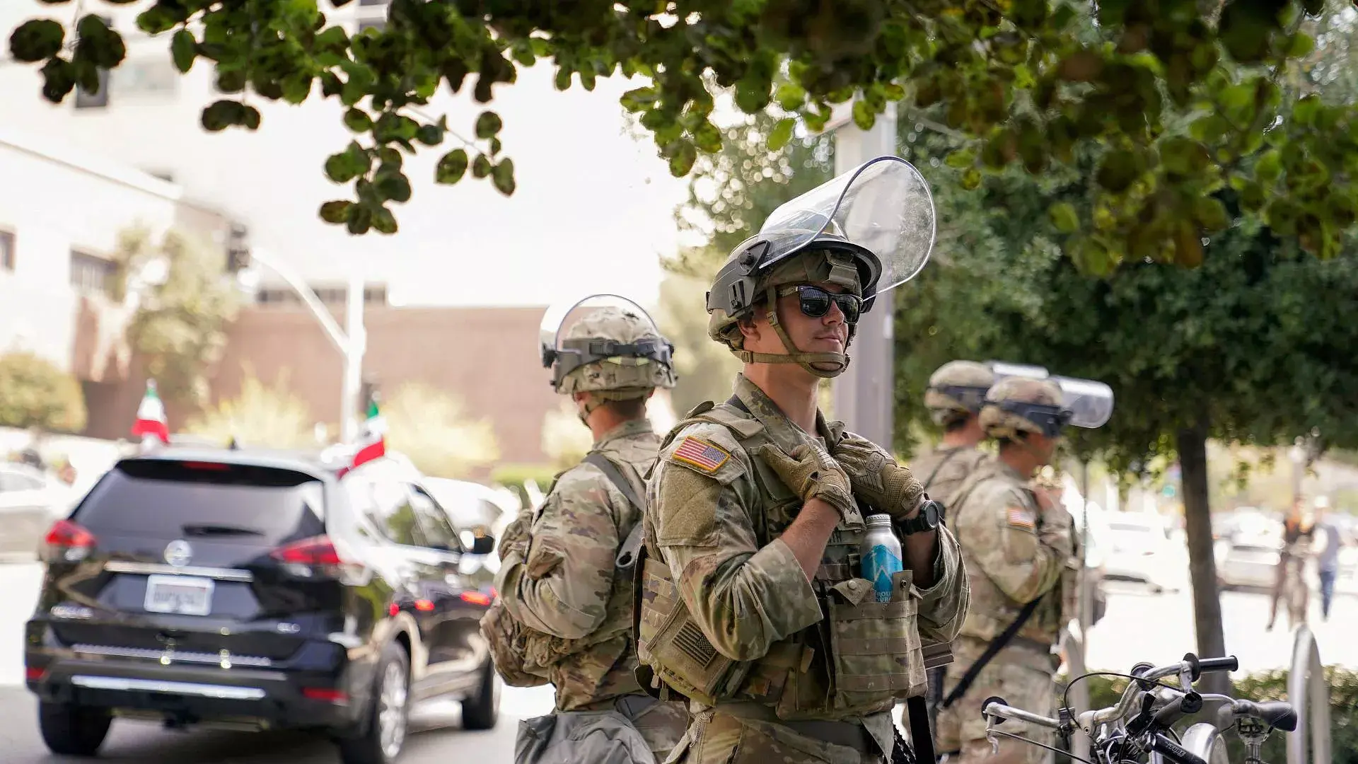 La decisión refleja un intento por reforzar la capacidad operativa del ICE sin vulnerar el marco legal que separa tareas militares de las funciones civiles de inmigración.