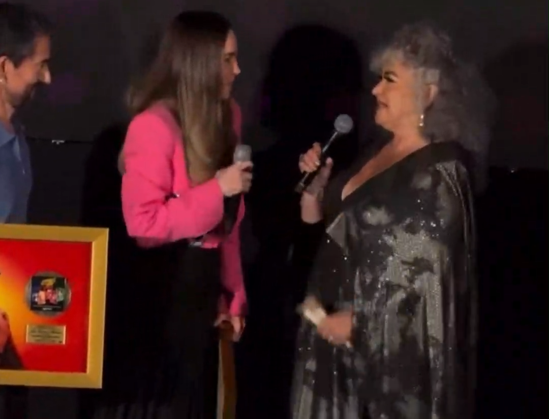 La emotiva interacción entre ambas artistas se volvió uno de los momentos más destacados del evento, cuando Amanda Miguel continuó: “Cantas precioso, lo hiciste muy bien y apenas estás mostrando lo que verdaderamente puedes hacer”.