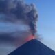 La erupción ha provocado la suspensión de vuelos en el área afectada y alertas para la navegación aérea debido al riesgo que representa la ceniza volcánica.