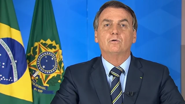 Bolsonaro permanecerá en su domicilio bajo estricta vigilancia y no podrá recibir visitas, salvo las de familiares directos y sus abogados defensores.