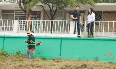 Como parte del operativo, las autoridades acudieron a la escuela primaria Ing. Manuel Martínez Carranza, ubicada en la colonia Burócratas Municipales, donde se realizaron labores de deshierbe de maleza invasiva y limpieza de áreas exteriores.