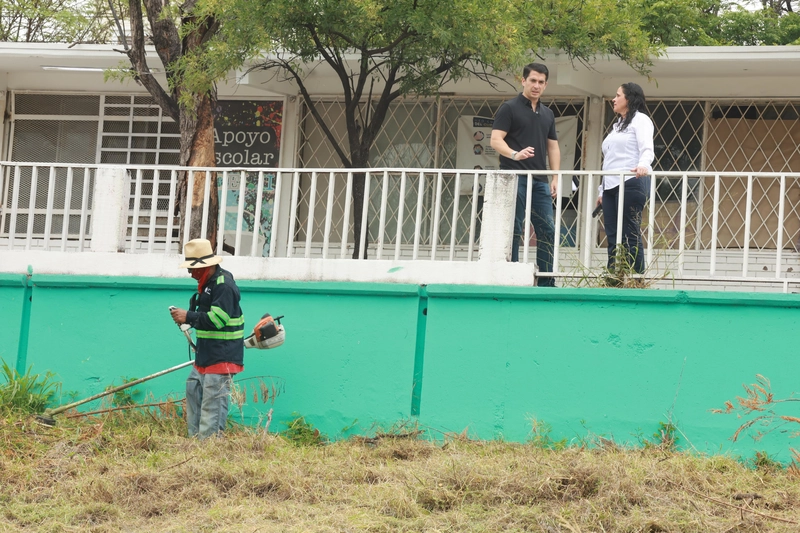 Como parte del operativo, las autoridades acudieron a la escuela primaria Ing. Manuel Martínez Carranza, ubicada en la colonia Burócratas Municipales, donde se realizaron labores de deshierbe de maleza invasiva y limpieza de áreas exteriores.