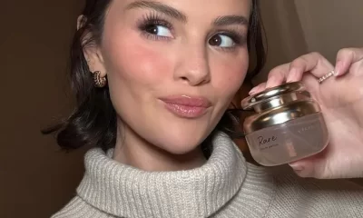 . El rociador, más grande de lo habitual, permite ser accionado con diferentes partes de la mano o cuerpo, y la tapa fue diseñada para abrirse sin aplicar demasiada fuerza, facilitando su uso diario.