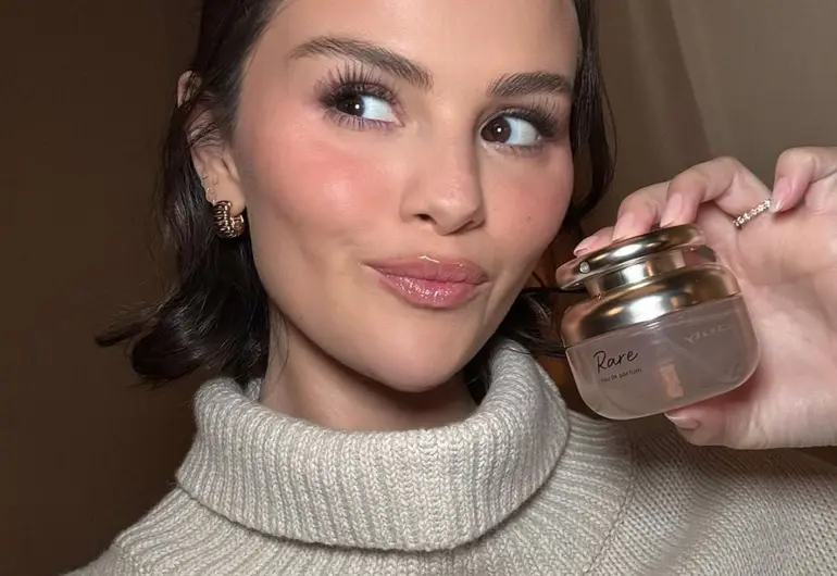 . El rociador, más grande de lo habitual, permite ser accionado con diferentes partes de la mano o cuerpo, y la tapa fue diseñada para abrirse sin aplicar demasiada fuerza, facilitando su uso diario.