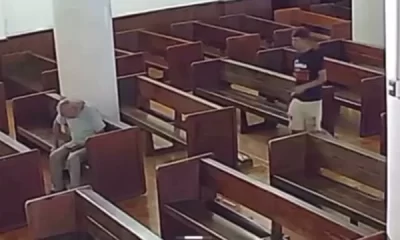 En cuestión de segundos, el individuo se acerca al adulto mayor, le arrebata su teléfono celular y huye del lugar.