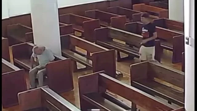 En cuestión de segundos, el individuo se acerca al adulto mayor, le arrebata su teléfono celular y huye del lugar.