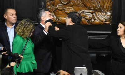 . La querella también incluye al camarógrafo Emiliano González, colaborador del legislador morenista, a quien acusó de lesiones y amenazas durante la confrontación.
