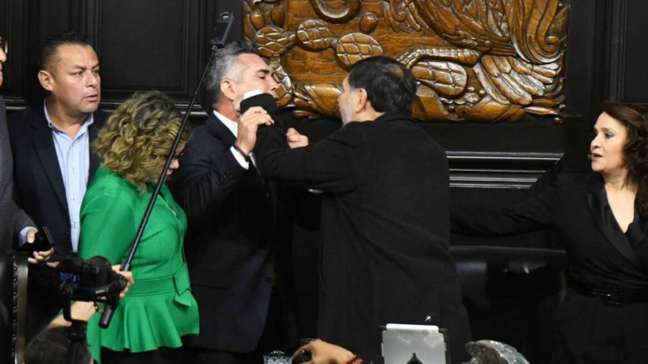 . La querella también incluye al camarógrafo Emiliano González, colaborador del legislador morenista, a quien acusó de lesiones y amenazas durante la confrontación.
