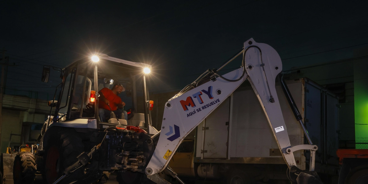 La circulación constante de tráileres y unidades de carga había provocado un deterioro acelerado de la superficie de rodamiento, generando afectaciones tanto a los automovilistas como a los vecinos de la zona.
