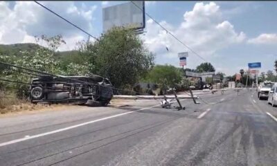 El percance ocurrió en la circulación de norte a sur, mientras que en el sentido contrario, de sur a norte, se reportó la caída de tres postes que obstruyen por completo el paso vehicular.