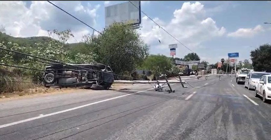 El percance ocurrió en la circulación de norte a sur, mientras que en el sentido contrario, de sur a norte, se reportó la caída de tres postes que obstruyen por completo el paso vehicular.
