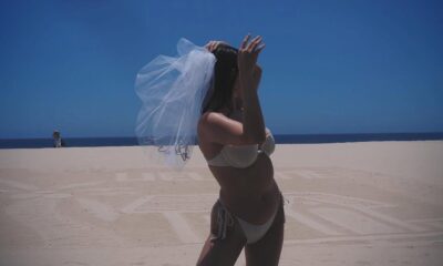 Durante la fiesta, Gómez sorprendió al lucir un vestido blanco adornado con perlas y un velo de novia, así como un bikini blanco para una sesión de fotos en la playa.