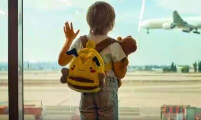 El menor fue encontrado solo en la terminal y al ser interrogado, confesó que sus padres estaban a bordo del avión que se preparaba para despegar.