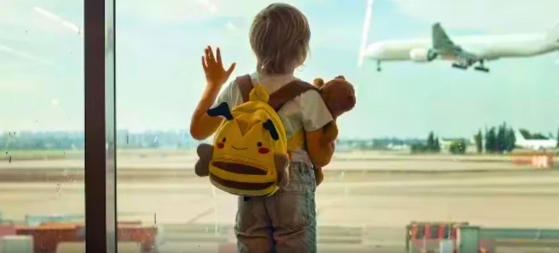 El menor fue encontrado solo en la terminal y al ser interrogado, confesó que sus padres estaban a bordo del avión que se preparaba para despegar.