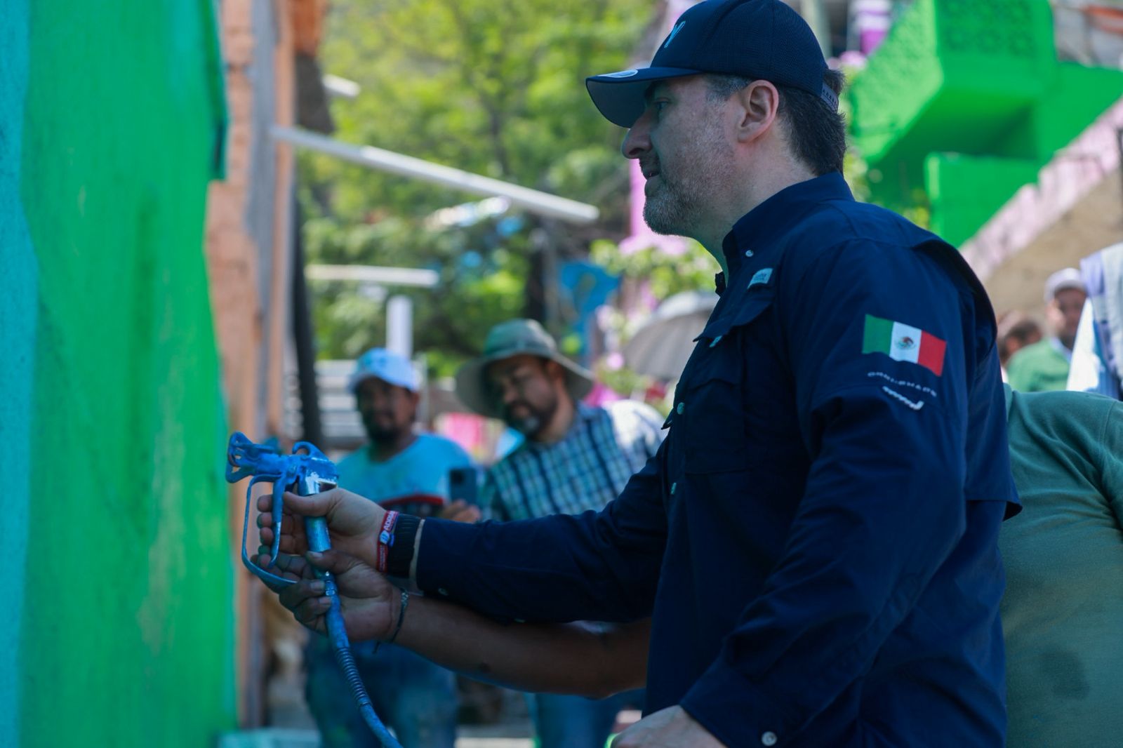 Tan sólo en la colonia Independencia laboran 8 cuadrillas con 74 pintores para cubrir más de 240 mil metros cuadrados.