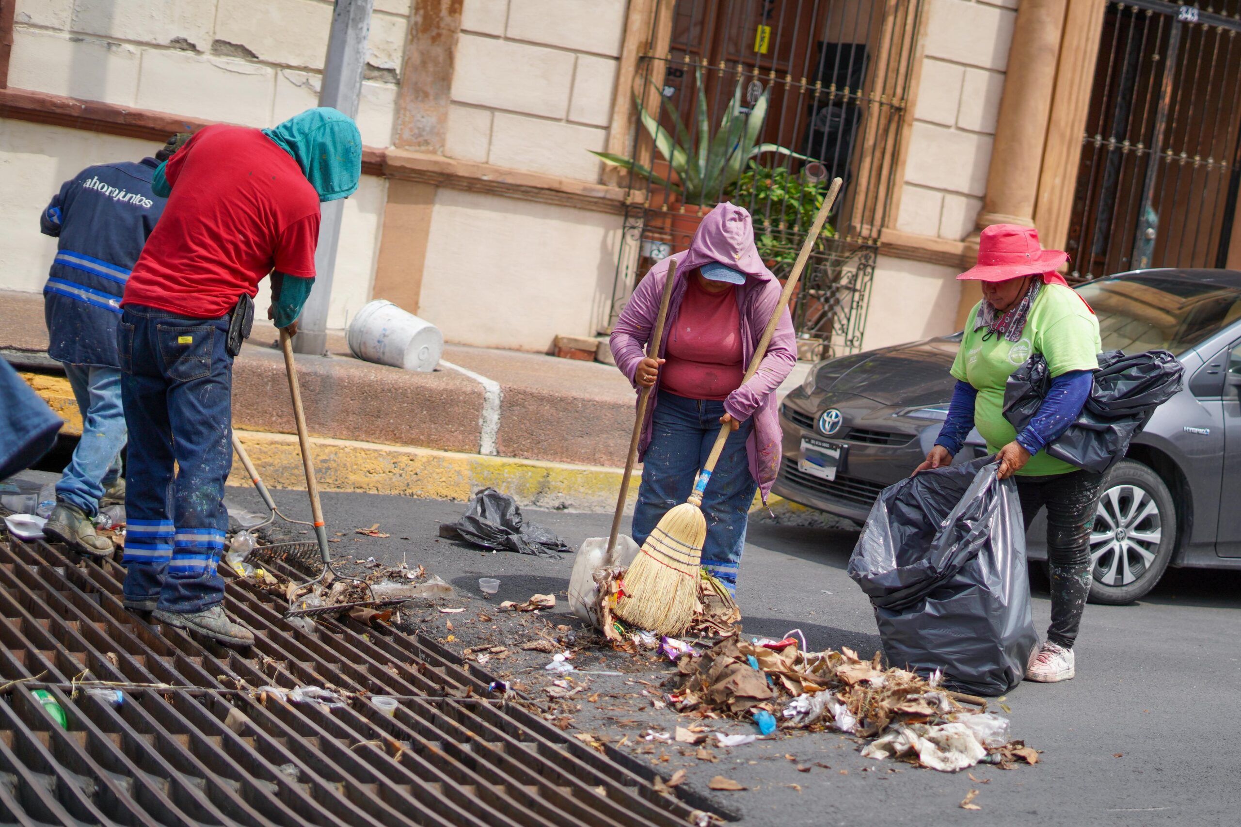 Tan sólo este 22 y 23 de agosto se intervinieron 652 rejillas, de las que se obtuvieron 26.7 toneladas de desechos que obstaculizaban el paso del agua de lluvia.