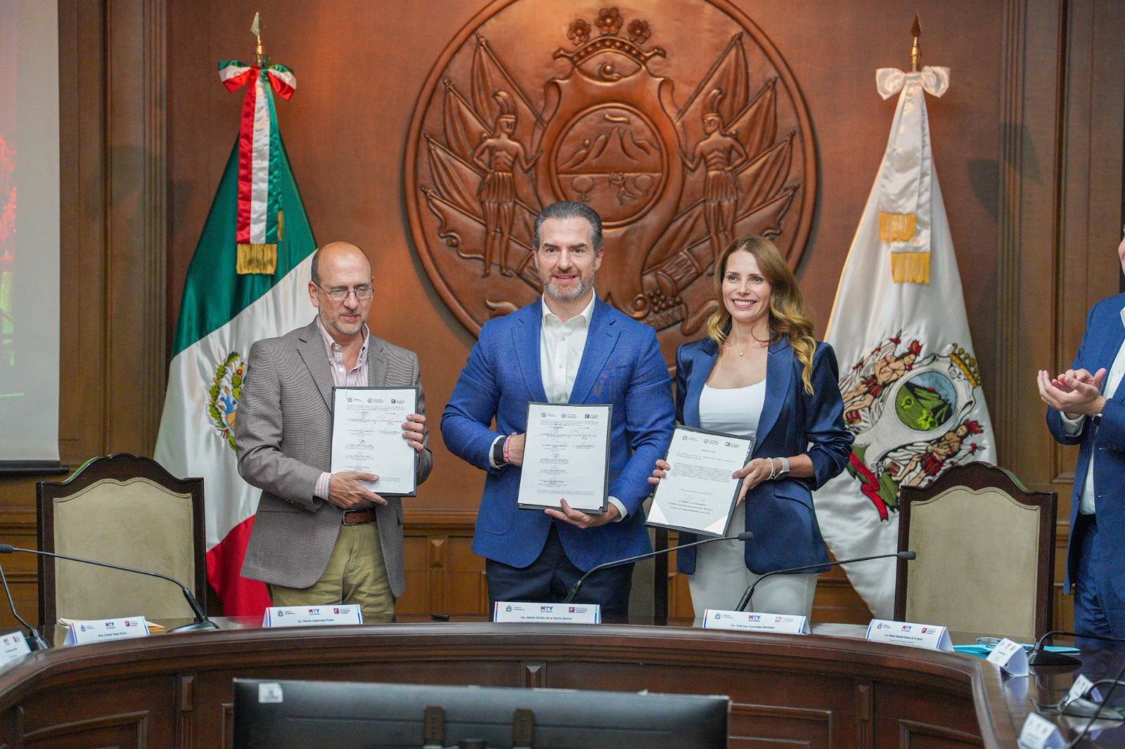 También incluye becas de formación para servidores públicos, con el objetivo de fortalecer sus capacidades en atender a la ciudadanía.