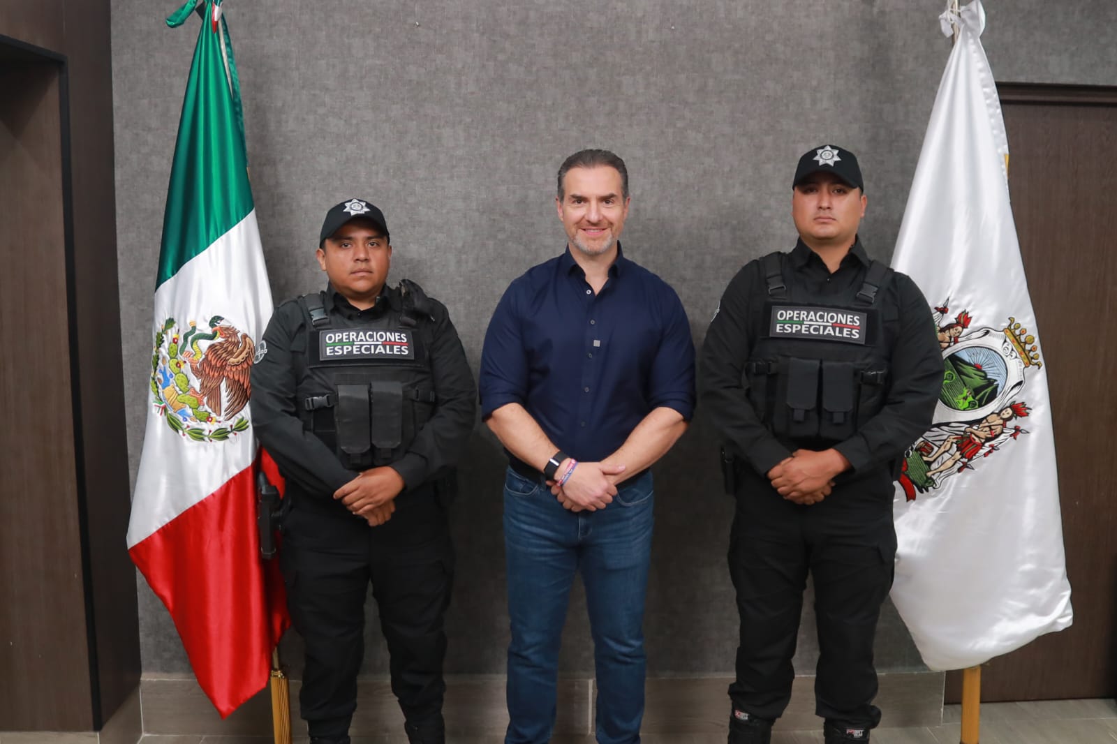 De la Garza resaltó la labor de los dos oficiales, quienes pusieron en práctica los conocimientos de primeros auxilios que han recibido en la Academia de Policía de Monterrey, a través de personal de la Dirección de Protección Civil Municipal.