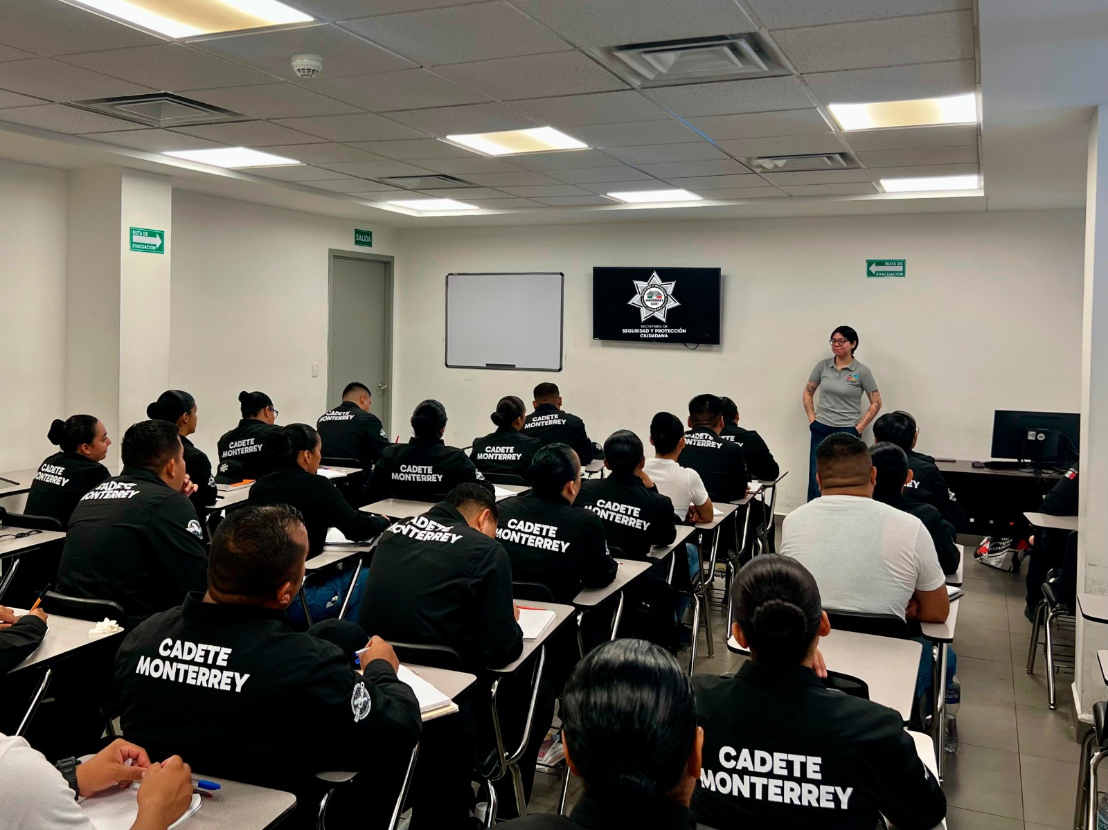La capacitación en una segunda fase arrancó este martes en la Academia de Policía, en la que se brindan conocimientos básicos del idioma inglés.